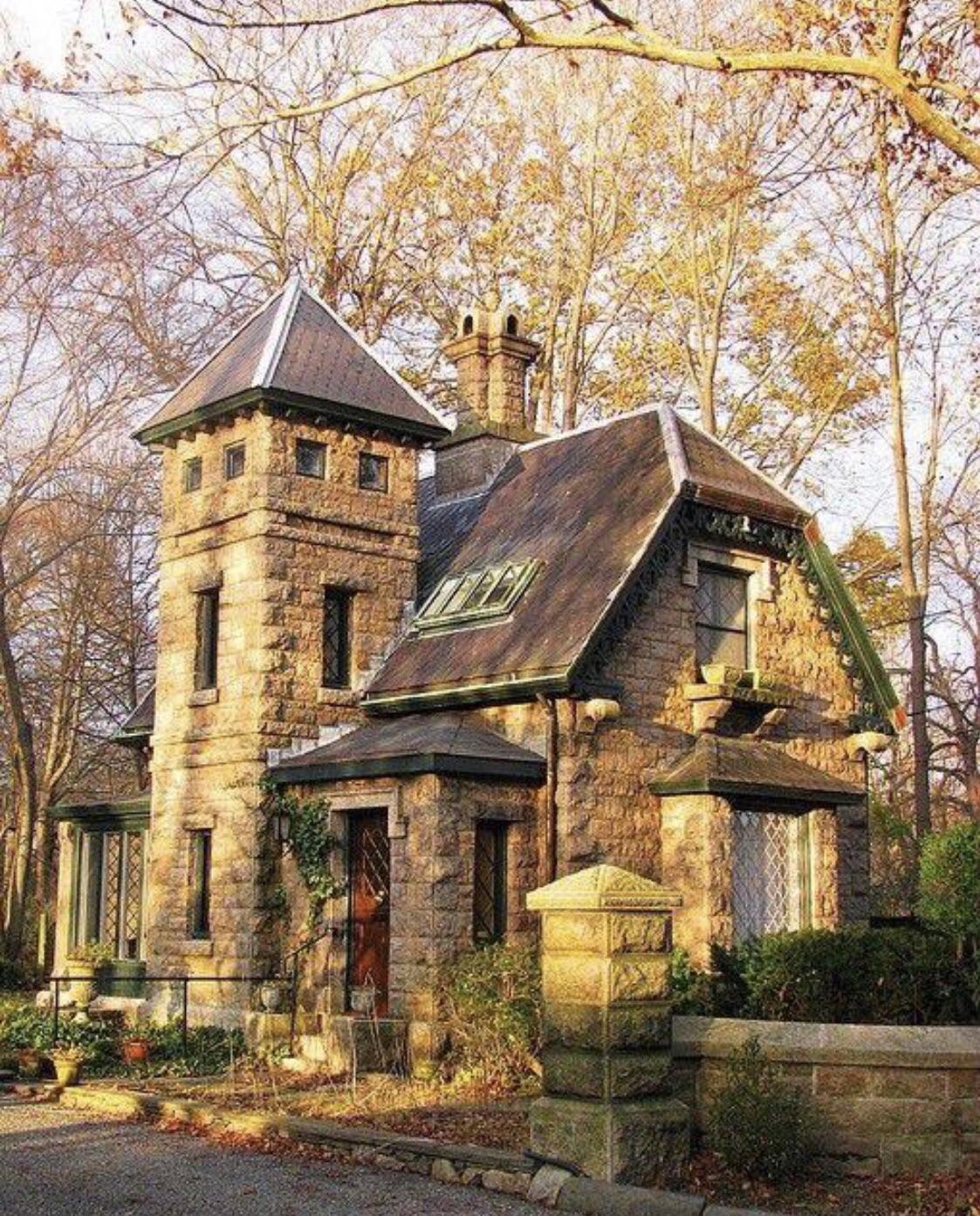 Старинный дом под домом. Крошечный Викторианский коттедж в Нью-Йорке. Каменный дом Тюдор с башней. Каменные особняки в викторианском. Каменные коттеджи Британии.
